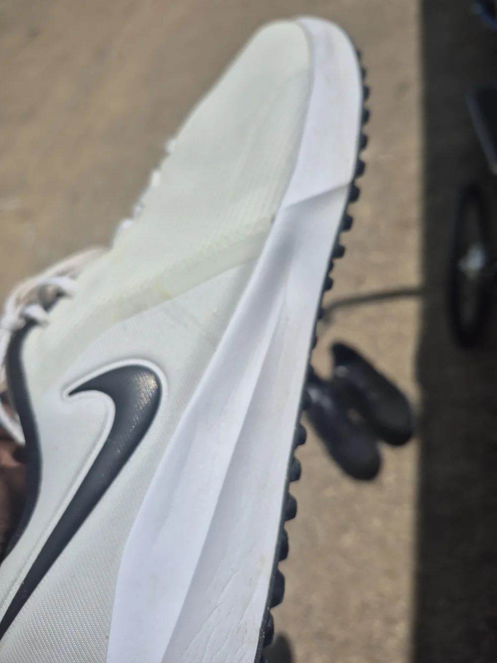 Nike Men’s White and Black Low-Top Sneakers